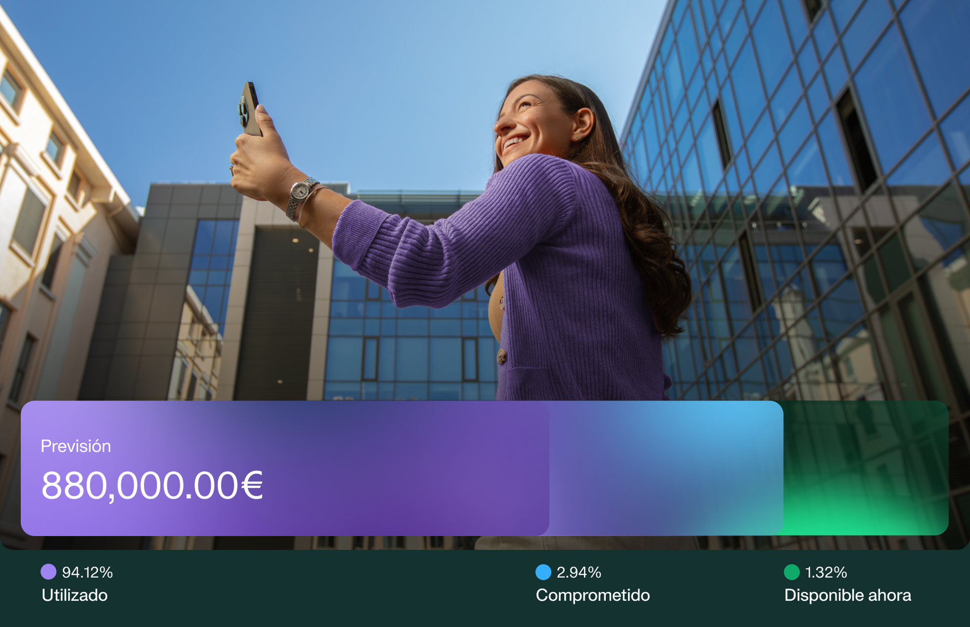 Una mujer con su teléfono en la mano, utilizando las funciones del lanzamiento del producto de Payhawk de otoño de 2004 llamado Build your spend culture. Sobre la imagen aparecen elementos de la interfaz de usuario de la plataforma Payhawk.